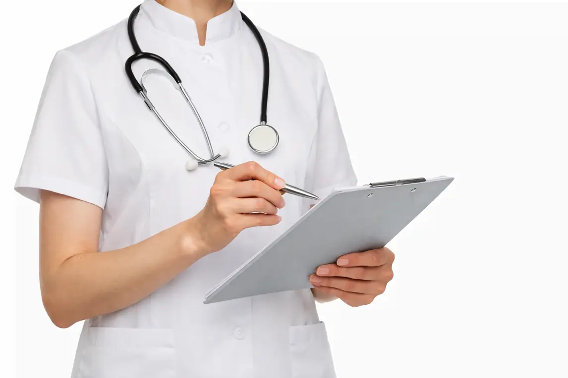 Médico con bata blanca y estetoscopio sosteniendo una carpeta de informes sobre diagnóstico y tratamiento de bronquiectasias en consulta neumológica.