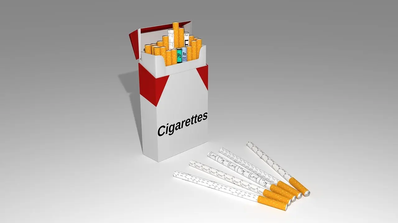 Paquete de cigarrillos abierto con varios cigarrillos sobre fondo gris, símbolo del tabaco como causa principal de la EPOC y otras enfermedades respiratorias en Bilbao.